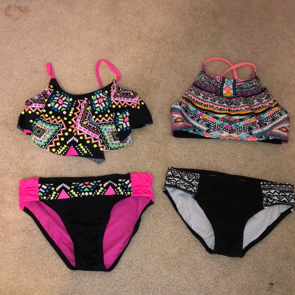 2 girls bikinis